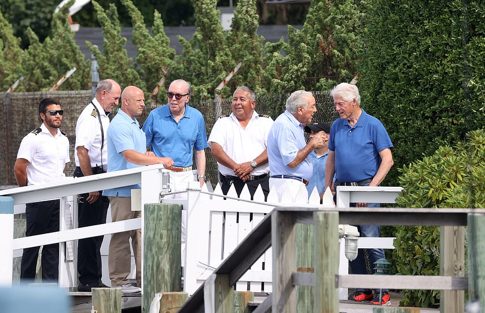 希拉里|75岁克林顿和富豪度假好潇洒！身材保持地像小伙子，希拉里胖好多