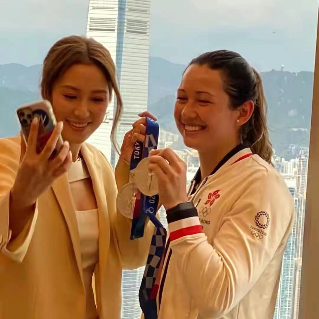 加菲猫说时尚|李家诚出手阔绰!自己掏腰包奖励运动员,徐子淇合影却穿得太暴露不够端庄