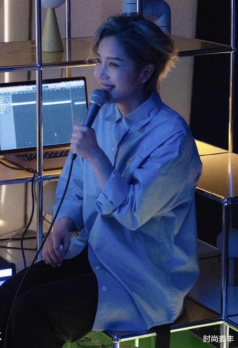 时尚麦丰|李霄云久违发新专辑，蓝色系造型超时尚，不愧当年快女亚军