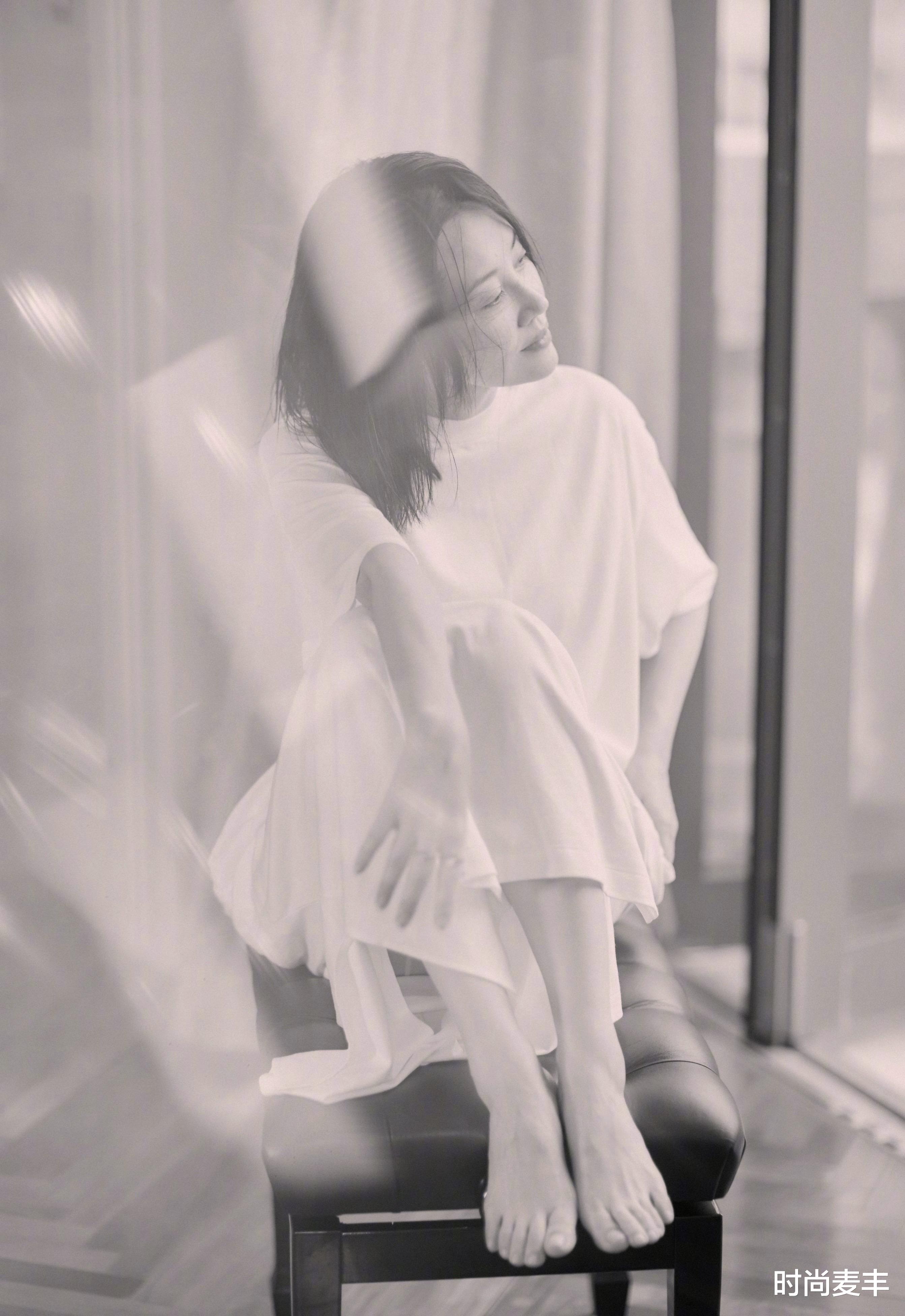 短发|52岁许晴慵懒风写真，简单t恤配短发干净利落，活成自己想要的模样