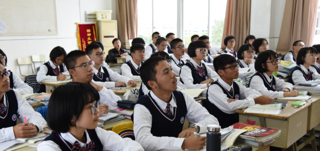 美术|美术老师上课有多尴尬，电视机是学生画的，以假乱真骗过了老师