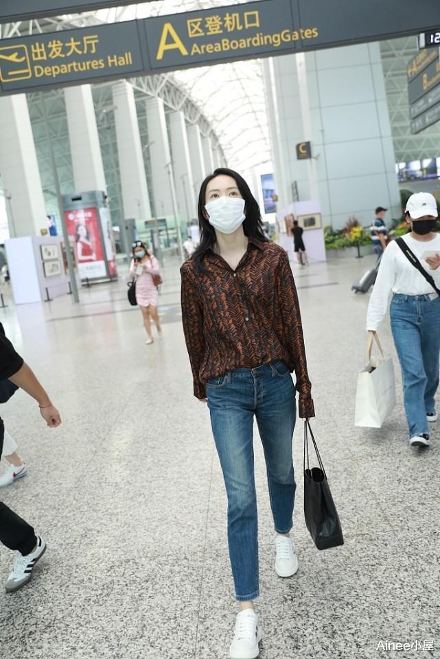 Ainee小屋|童瑶用简单搭配展现气质，衬衫配牛仔裤挺普通，贝雷帽戴出潮流感