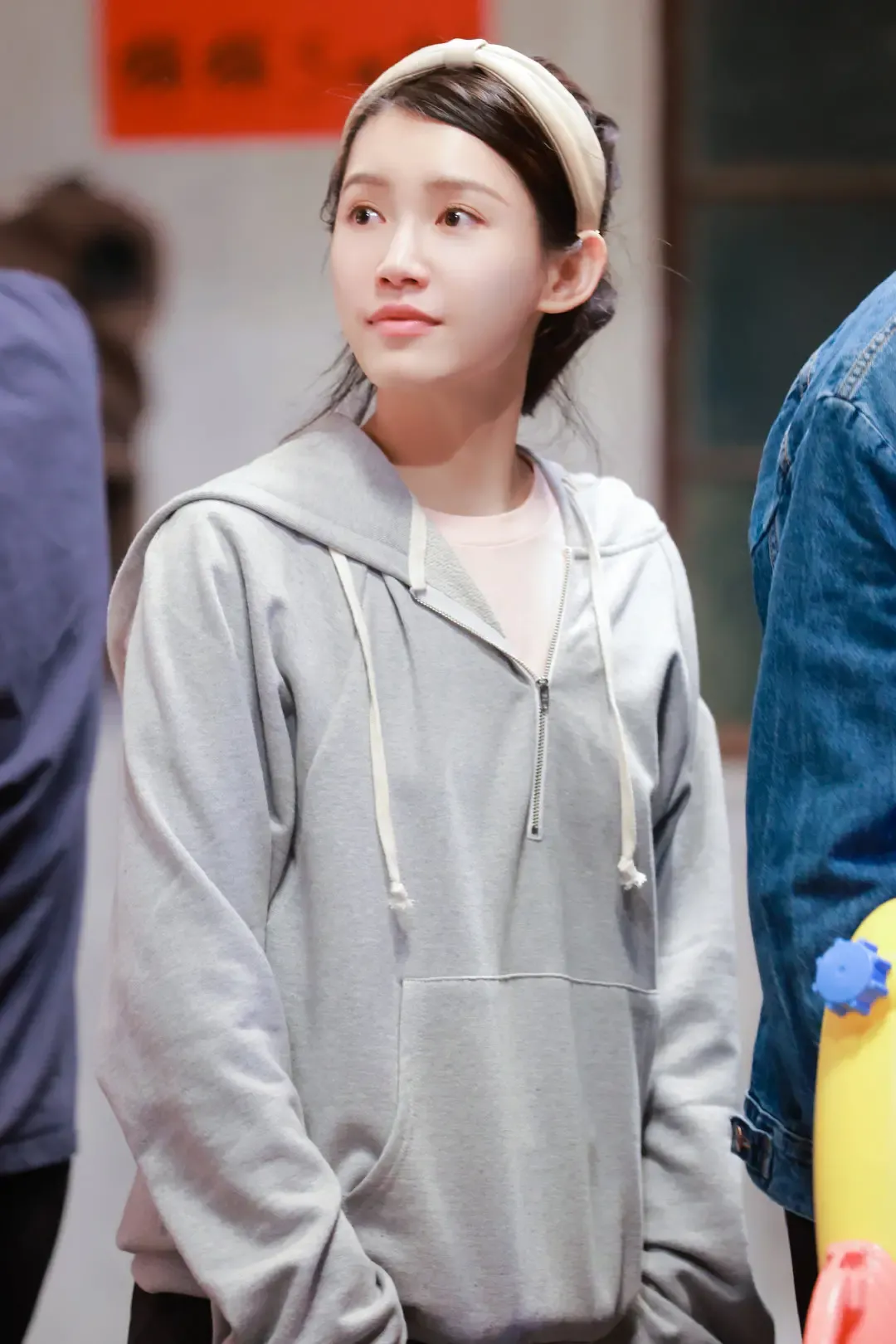 何炅|不红的明星上综艺有多可悲，干了4个小时活，只能蹲着吃面条