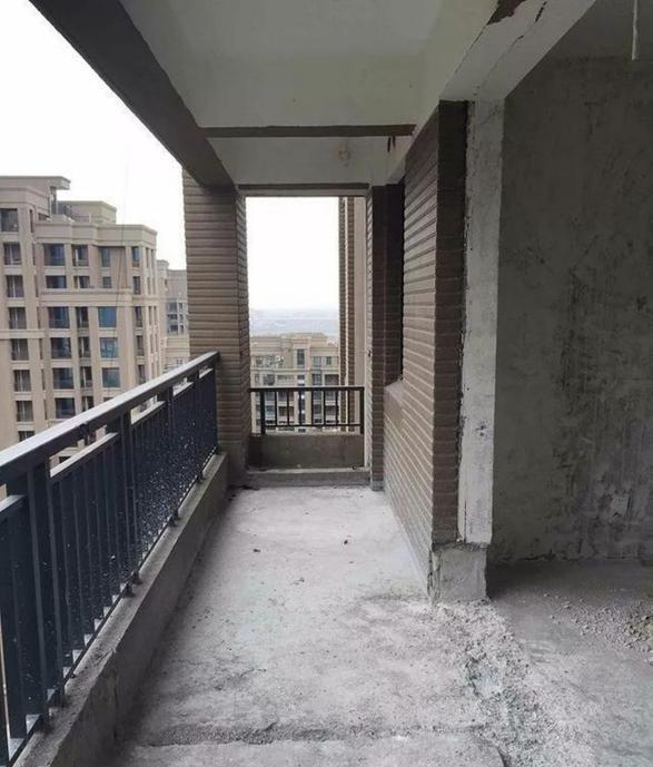 |阳台只封一半，上面用百叶折叠窗，好处只多不少，连窗帘都省了