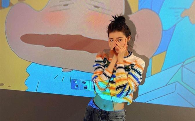 方脸妹说时尚|迪丽热巴游迪士尼,穿“儿童背心”腰细似塔尖,玩泡泡变在逃公主