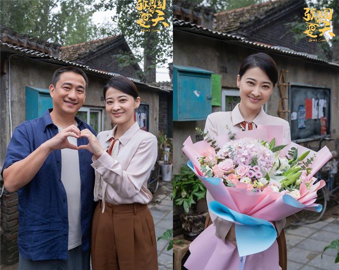 方脸妹说时尚 梅婷新戏杀青心情好,穿衬衫长裤同黄磊比心,黑眼圈比眼影还抢镜