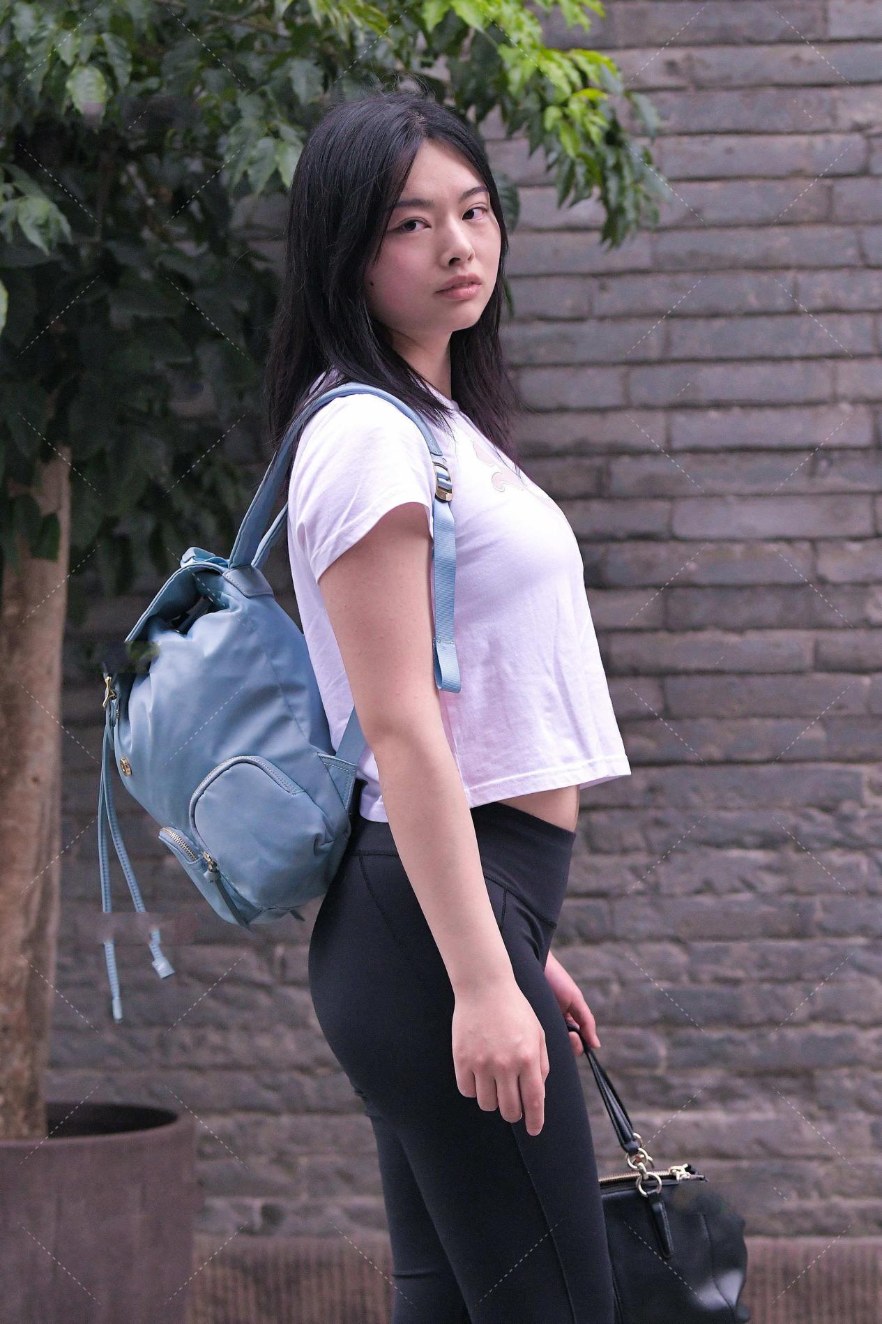 打底裤|宽松白T恤外加黑色打底裤,低调运动风,使运动高级起来