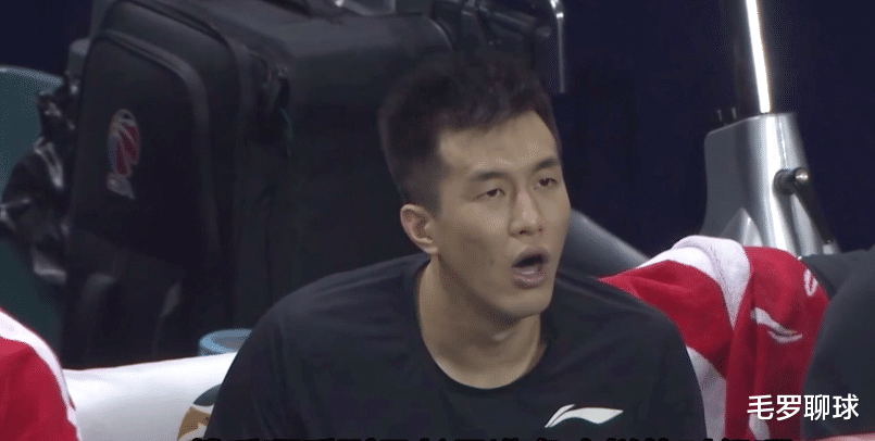 郭艾倫|郭艾倫上一秒和外援大笑，看到遼籃被誤判，拿著鞋瞪眼向裁判抗議