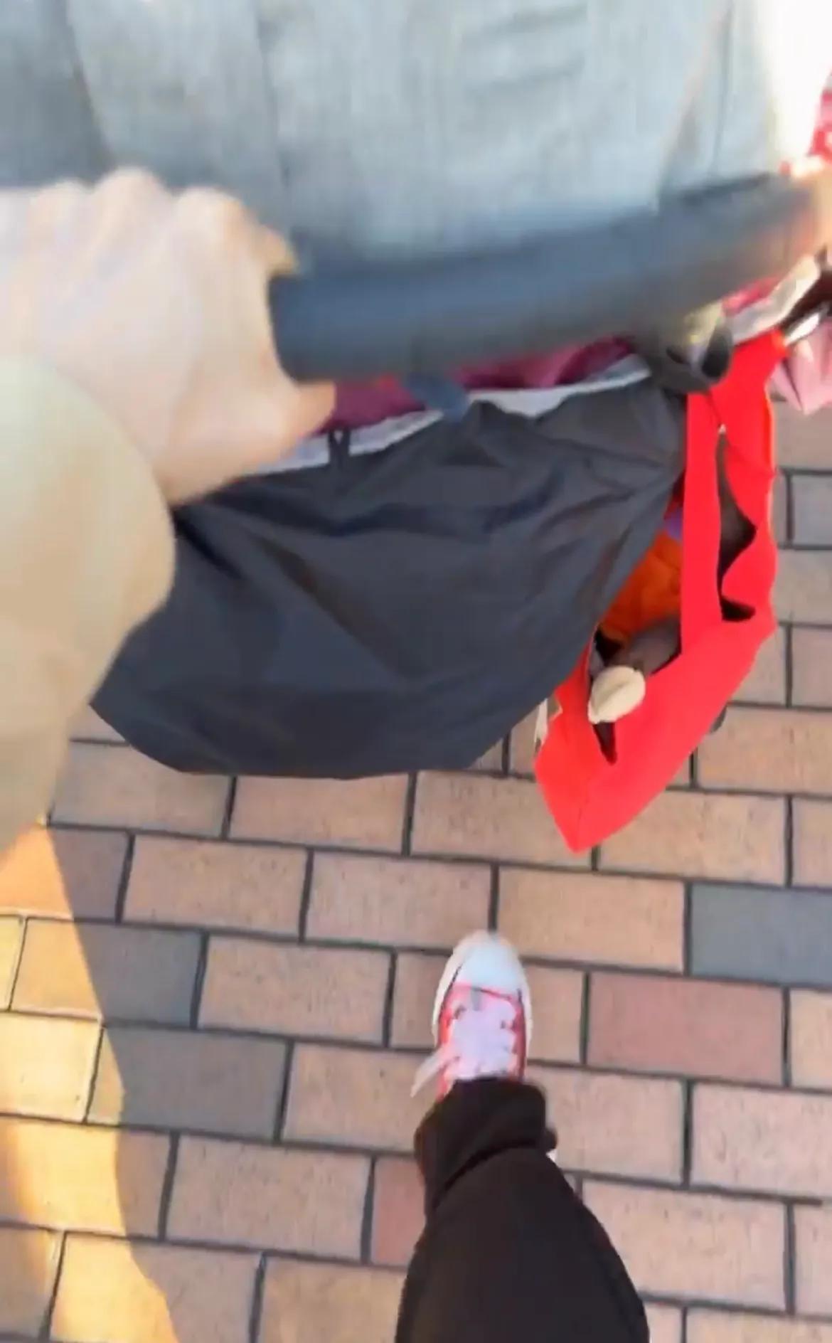 张柏芝|张柏芝陪二儿子打球，11岁小Q又长高不少，打球模样阳光帅气