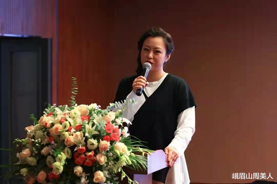 郝蕾|42岁郝蕾也难逃发福，最新近照穿蓝色西服亮相，看着圆润了不少