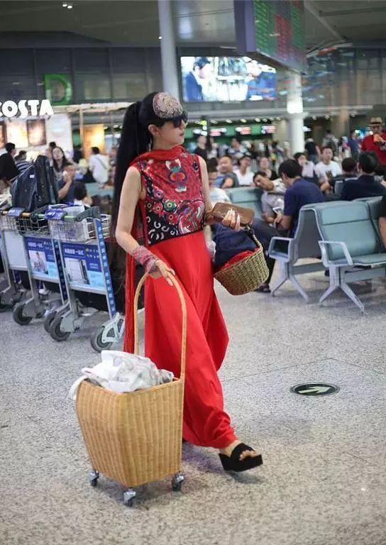 杨丽萍|作妖还是新时尚？杨丽萍枕头闭眼走路，黑衣服白枕头！网友：魂哆嗦