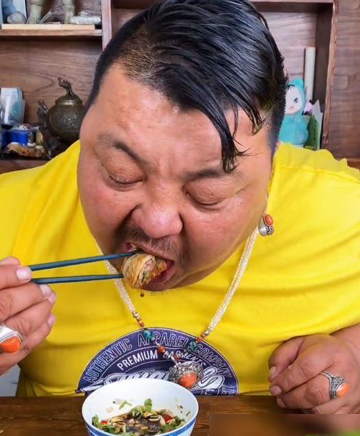 |网红恩克胖到走路要别人搀扶仍狂吃，网友担心他成为下一个泡泡龙