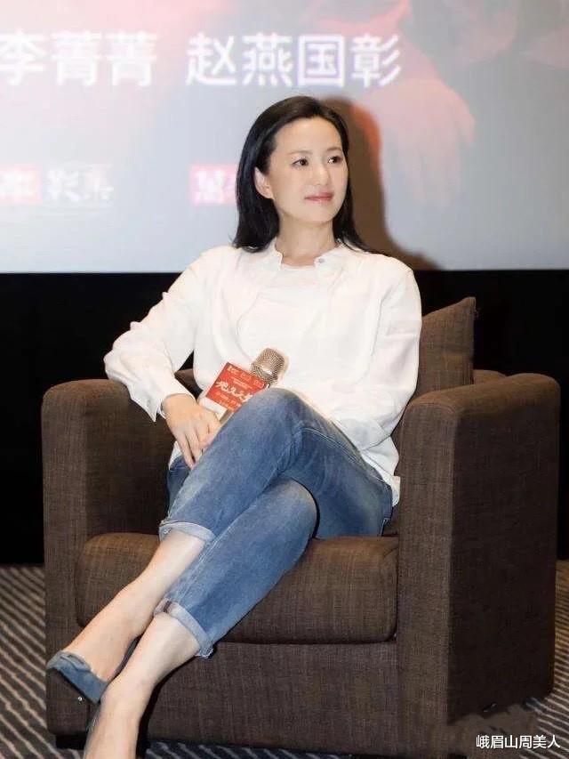 峨眉山周美人|有肚子的女人别只会“塞衣角”，学咏梅的显瘦穿法，藏肉又时髦