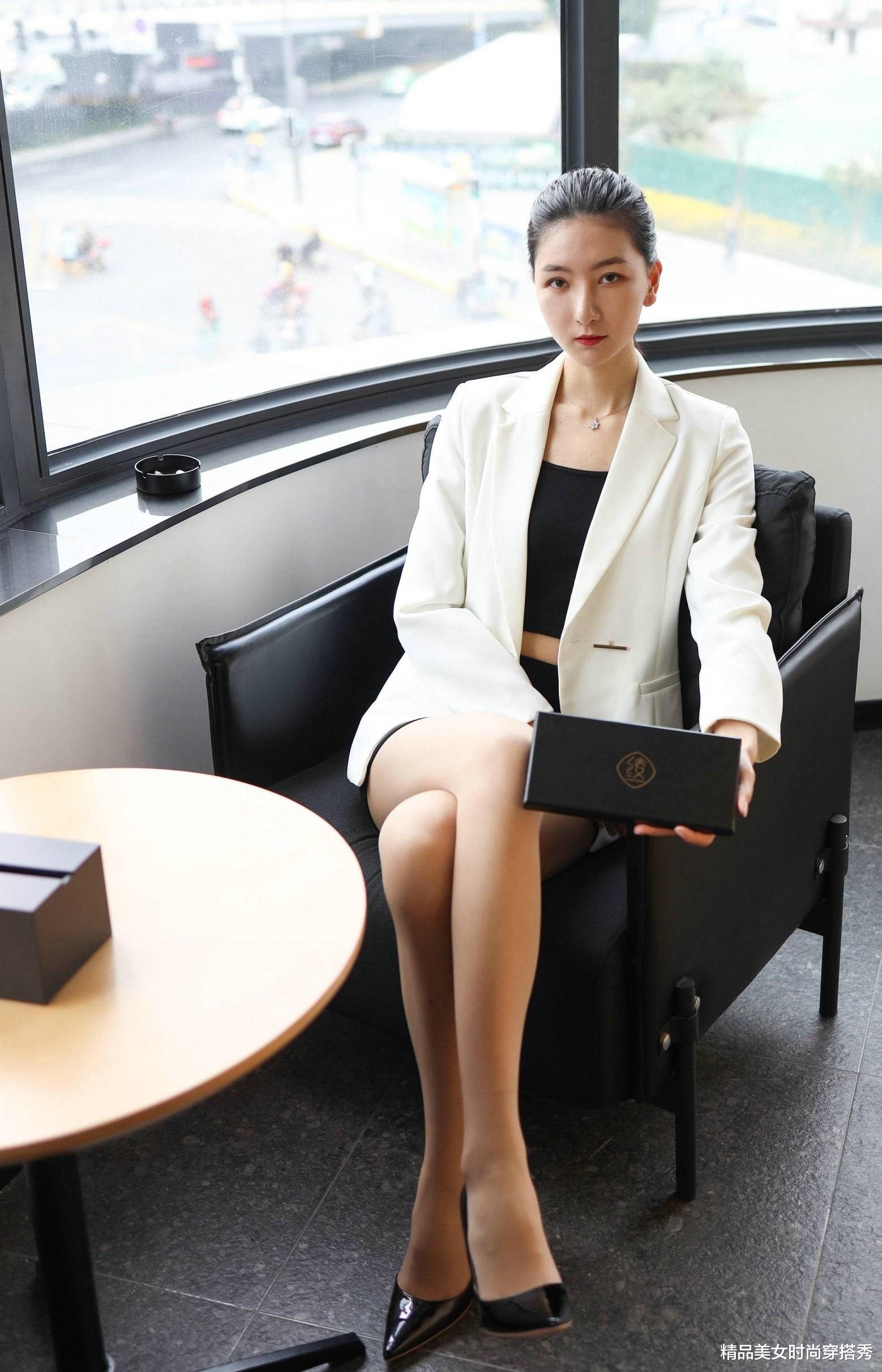 精品美女时尚穿搭秀|白色的西装外套，内搭黑色的背心与短裙，干练又不失女性的优雅