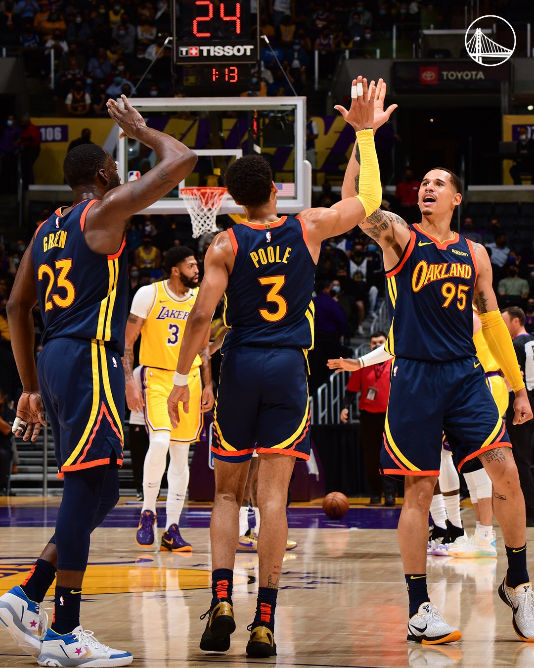 湖人队|湖人晋级季后赛！詹皇三双制胜一击，惨遭格林打脸戳眼仍统治比赛