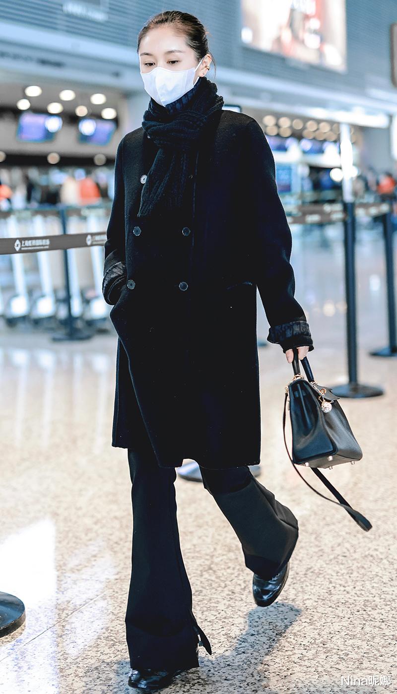 王子文|王子文机场被男友搂超腻歪！穿大衣拎名牌包，富二代男友偶像包袱重