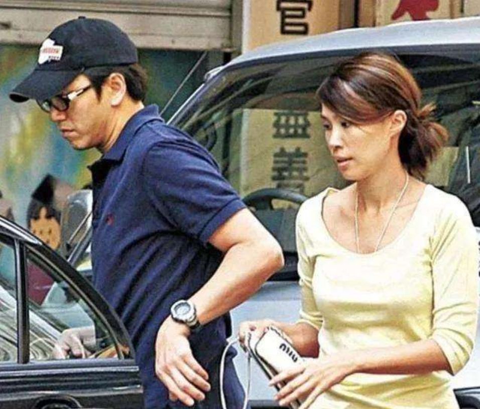 温兆伦|温兆伦：绯闻女友个个漂亮，三婚娶小20岁妻子，女儿比他小50岁