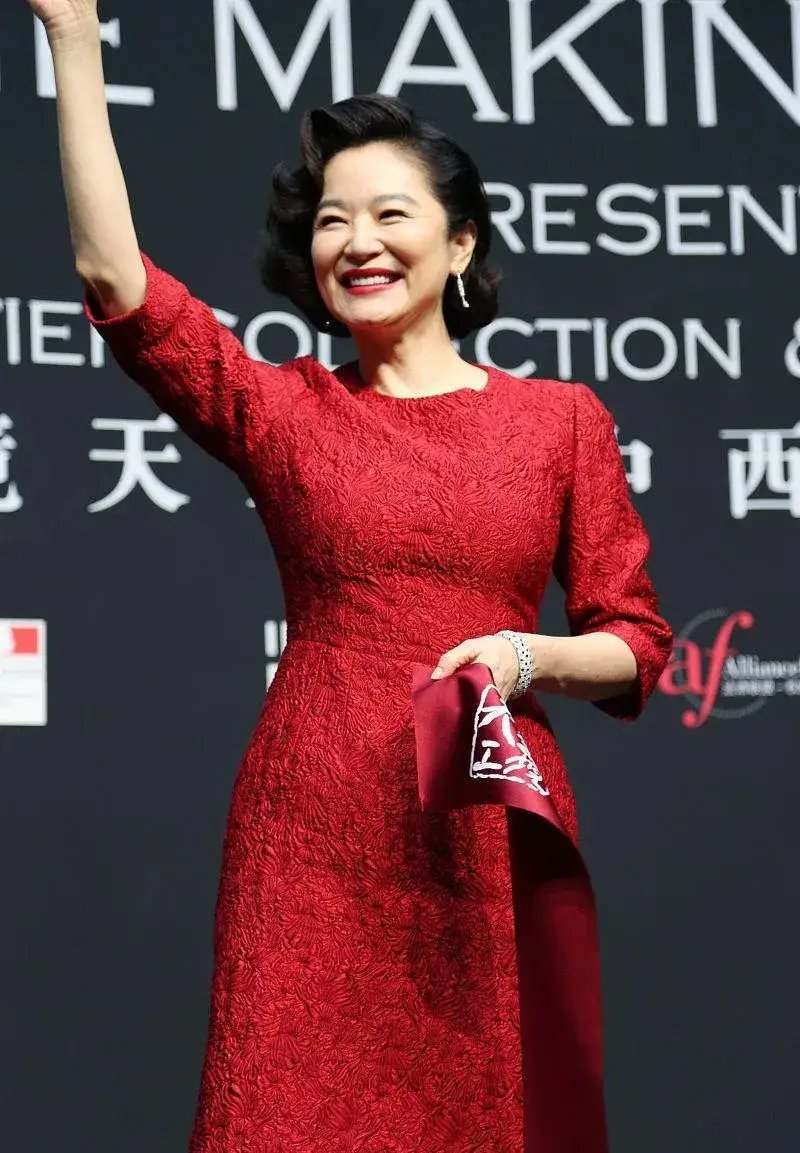 林青霞 岁月不败美人，林青霞剪短发穿红裙优雅从容，自然老去的样子真美