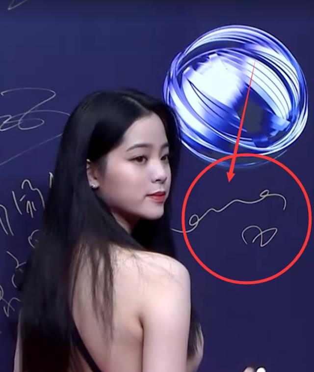 欧阳娜娜|有种高级叫欧阳娜娜的签名，四个字只写了一笔，却是谁都能叫得出