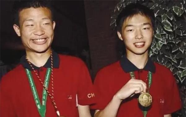 韦东奕|“韦神”现身北大交流会，距离韦东奕1米的体验？感觉智商被洗礼