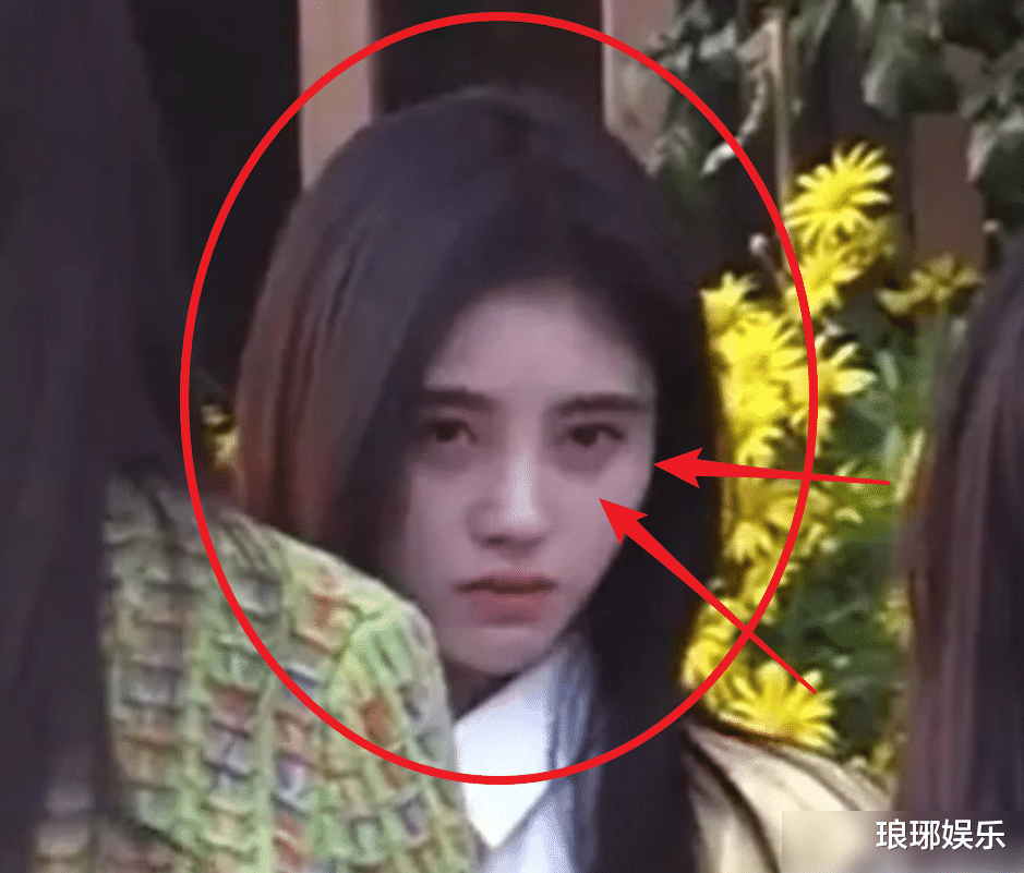 鞠婧祎|鞠婧祎久违去云南旅游，被路人拍下真实生图，真实身高我没看错吧？