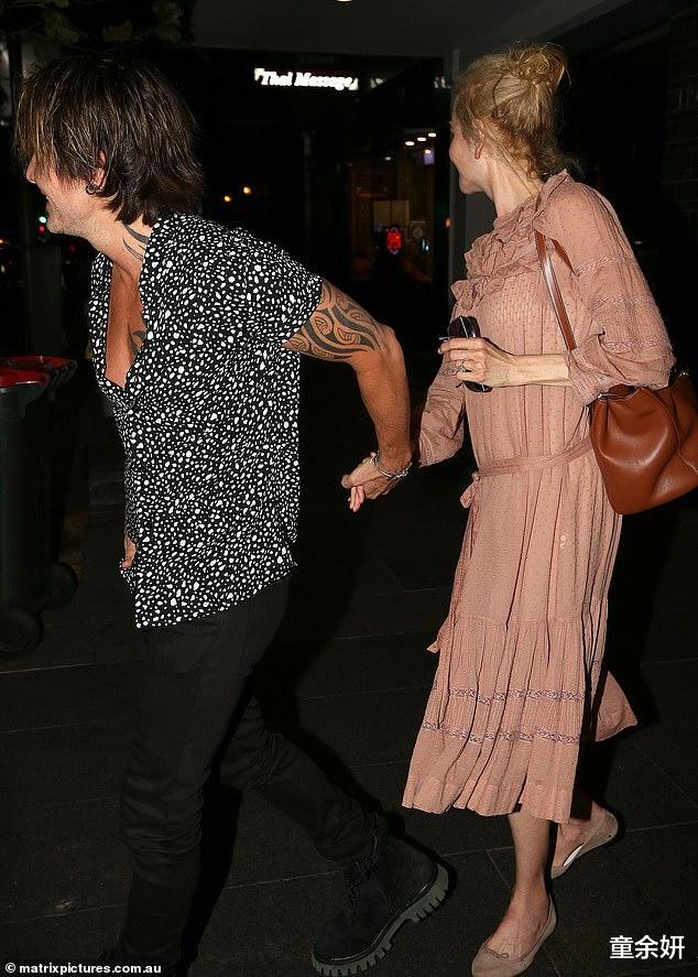 张柏芝|53岁妮可·基德曼与丈夫出外，穿少女粉荷叶裙娇羞，结婚十五年如初见