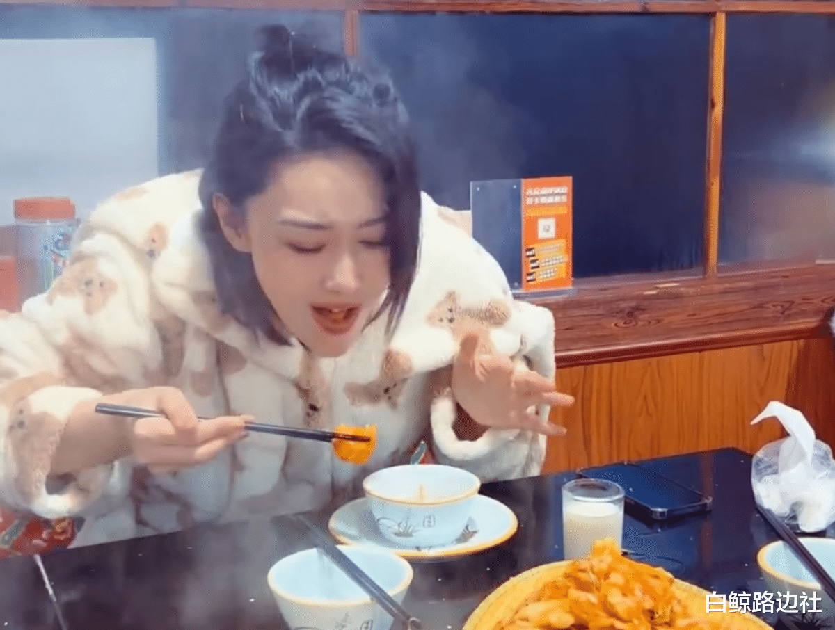 刘诗诗|张馨予穿睡衣聚餐！单腿上炕坐姿像大佬，吃地瓜烫得直叫还吐出来