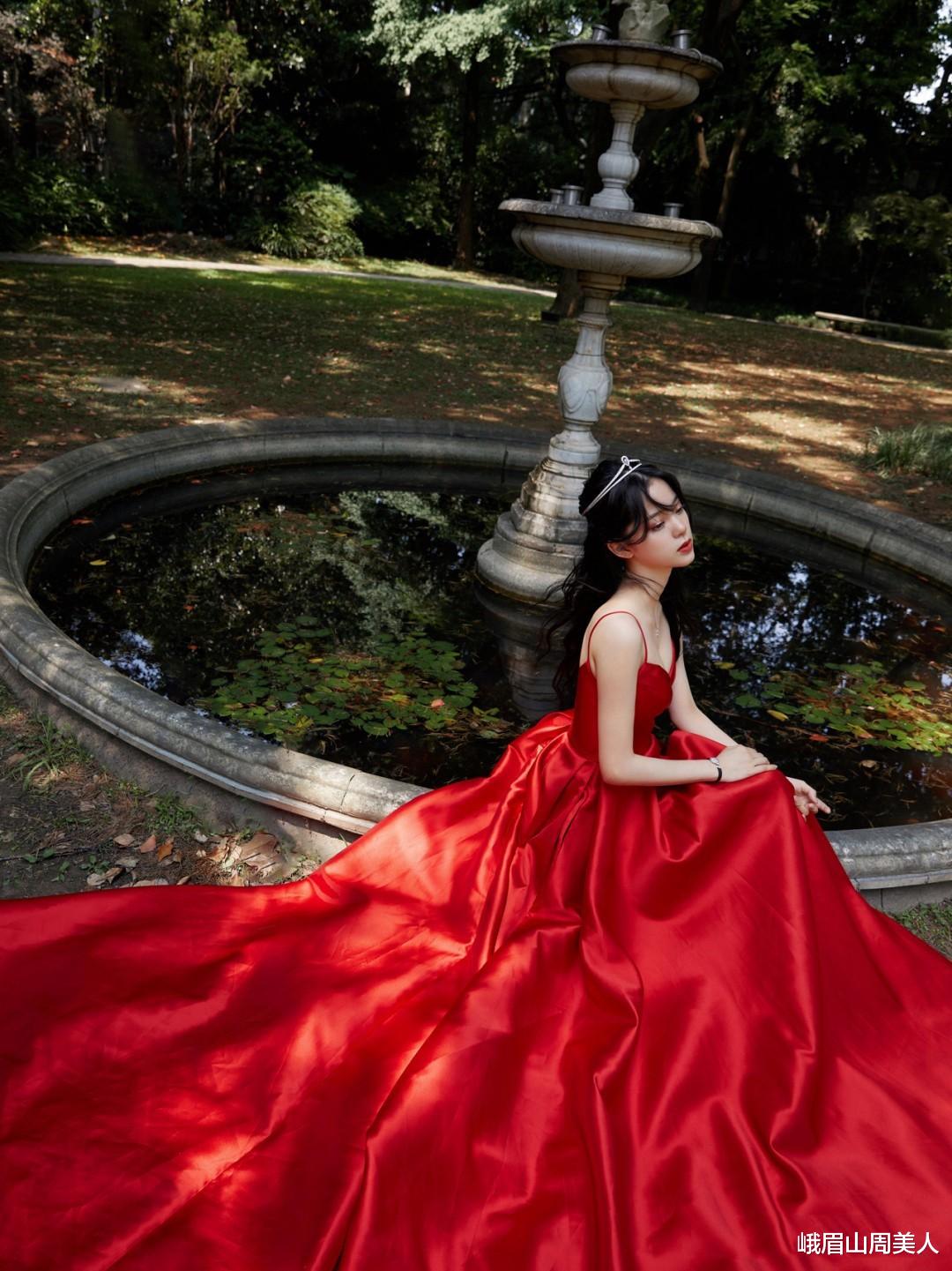 峨眉山周美人|今夏火了一种颜色叫：荔枝红，显白又优雅，明星早就穿上了