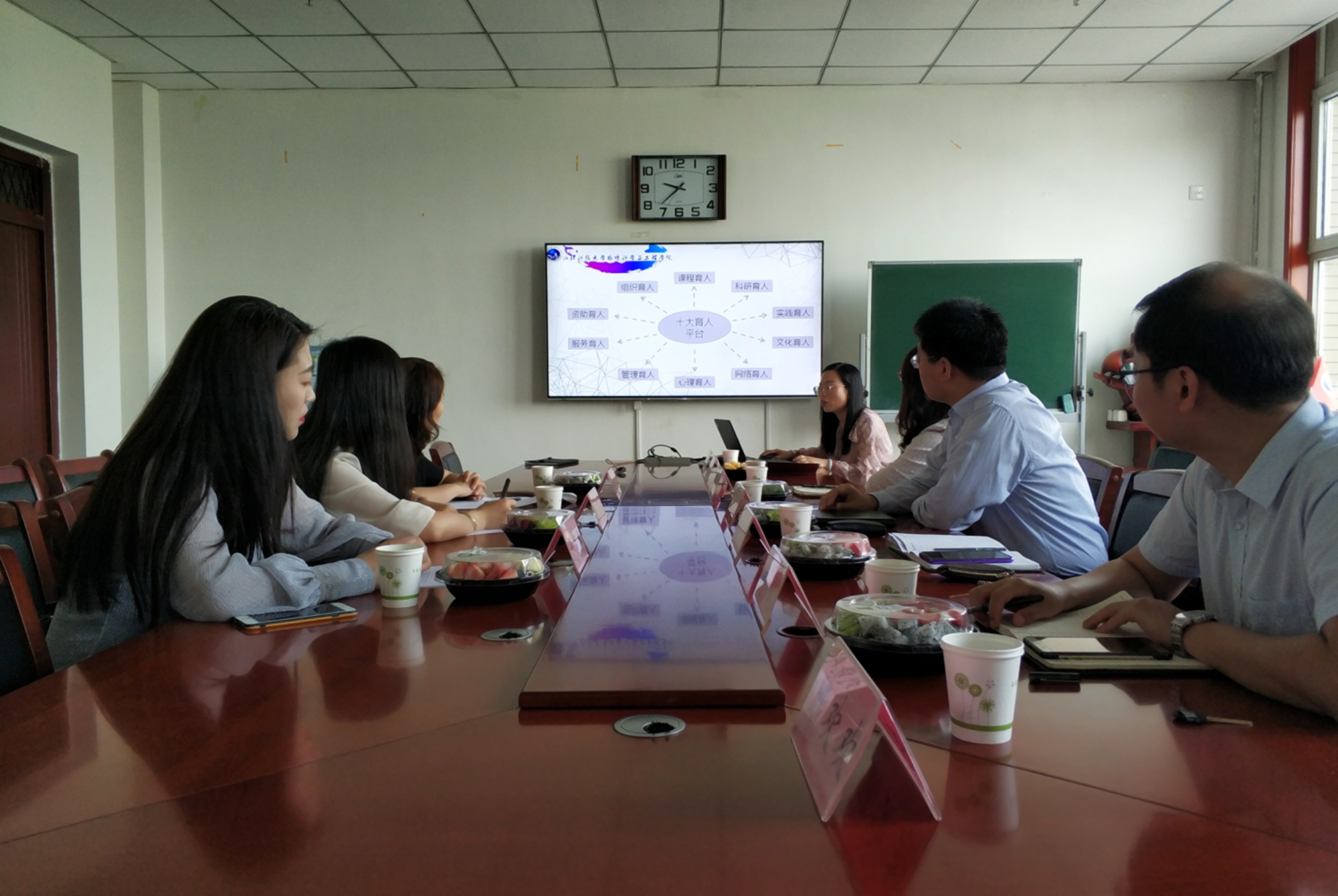 大学|大学辅导员的年薪曝光，难怪很多名校毕业生自愿到学校去当老师