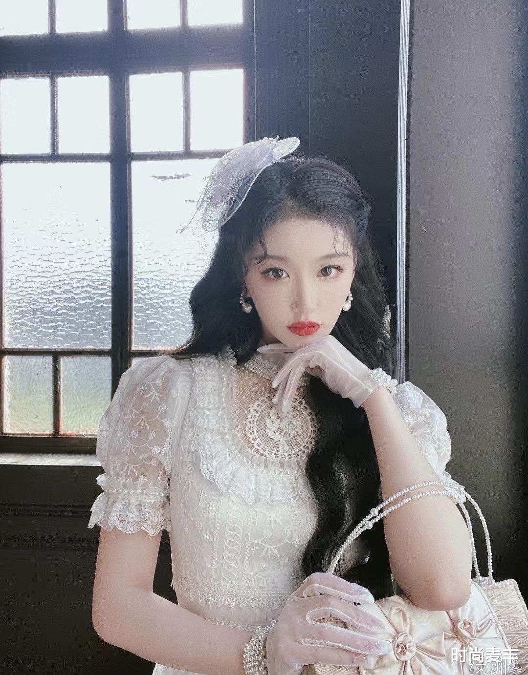 时尚麦丰|孔雪儿怀旧风格写真，一袭蕾丝连衣裙配蕾丝手套，复古名媛风