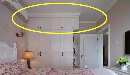 柜子，到顶却没“这一步”，难怪又丑又鸡肋，内行的“笑掉大牙”