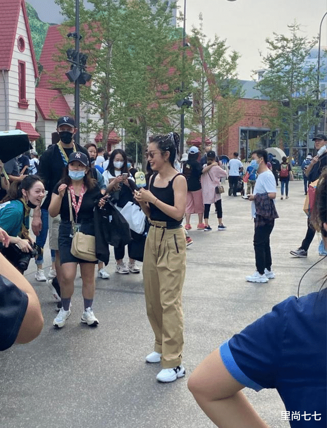 李冰冰|李冰冰罕见带外甥游玩，一儿一女太像妹妹李雪，和她还有同款鼻子