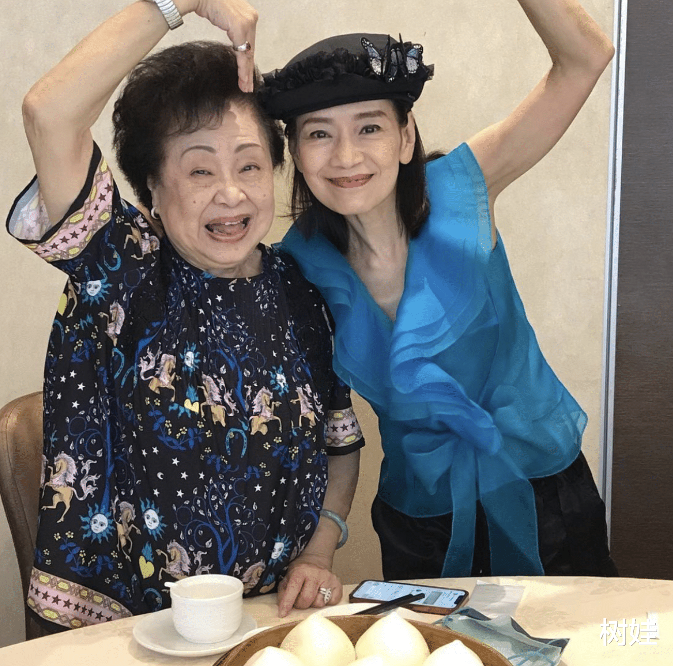 薛家燕|90岁谭倩红与薛家燕叙旧，头发黑亮精神饱满，看不出两人相差19岁