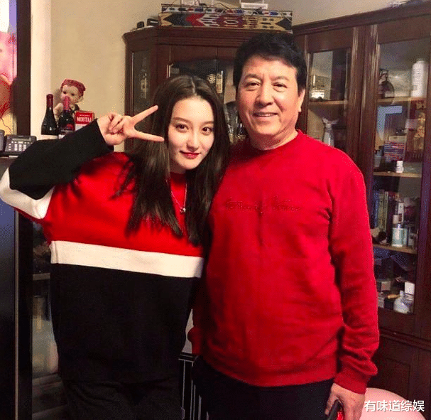 六小龄童|六小龄童30岁女儿也愁嫁？看到本人照片后，网友：这谁敢娶啊？