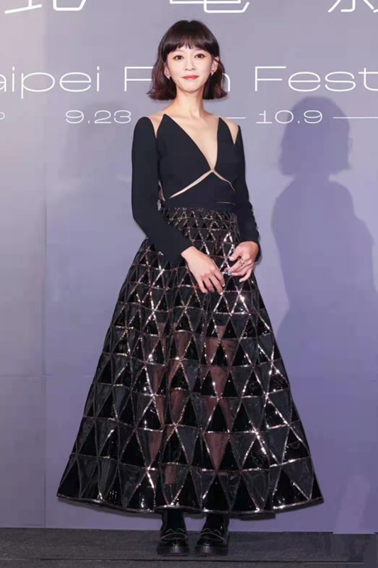 李嘉欣|陈意涵怀孕也不低调，穿低胸裙不仅腰细锁骨明显，天鹅颈更迷人