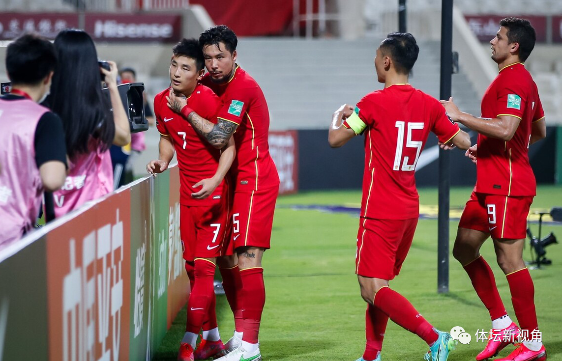 国足|国足2-0拿下劲敌，锁定第二，李铁下半场1变招奏效，锋线更具威胁