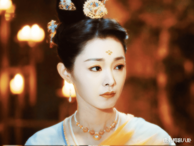 金鹰女神|荣获金鹰女神却惹争议，新剧又被女二艳压，演技也被质疑