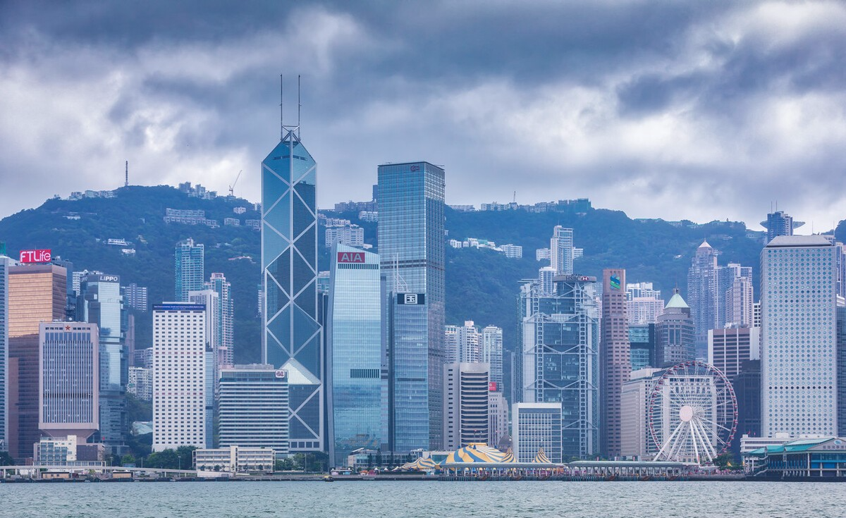 小末游 香港的香港岛到底有多拥挤？高楼遮天蔽日，住房和墓地仅一墙之隔