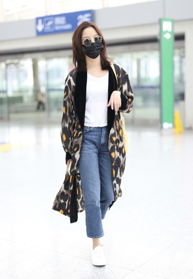 大表姐的时尚圈 辛芷蕾穿法太独特，西装配挂脖裙也优雅，但丝袜让造型很“掉价”