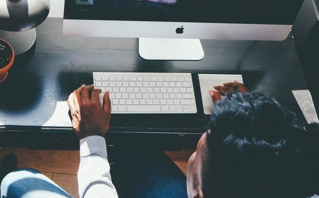 白领|现在好多公司流行“1075”工作制，网友自嘲：“谁敢准点下班？”