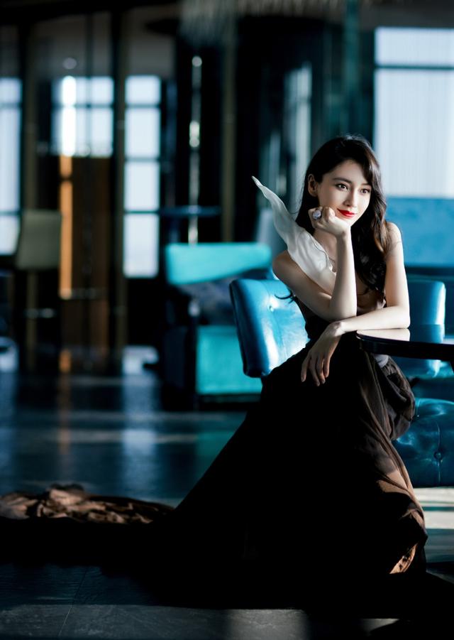 旗袍公馆 杨颖活动生图来了，穿露肩裙优雅似贵妇，“牛奶肌”太抢镜