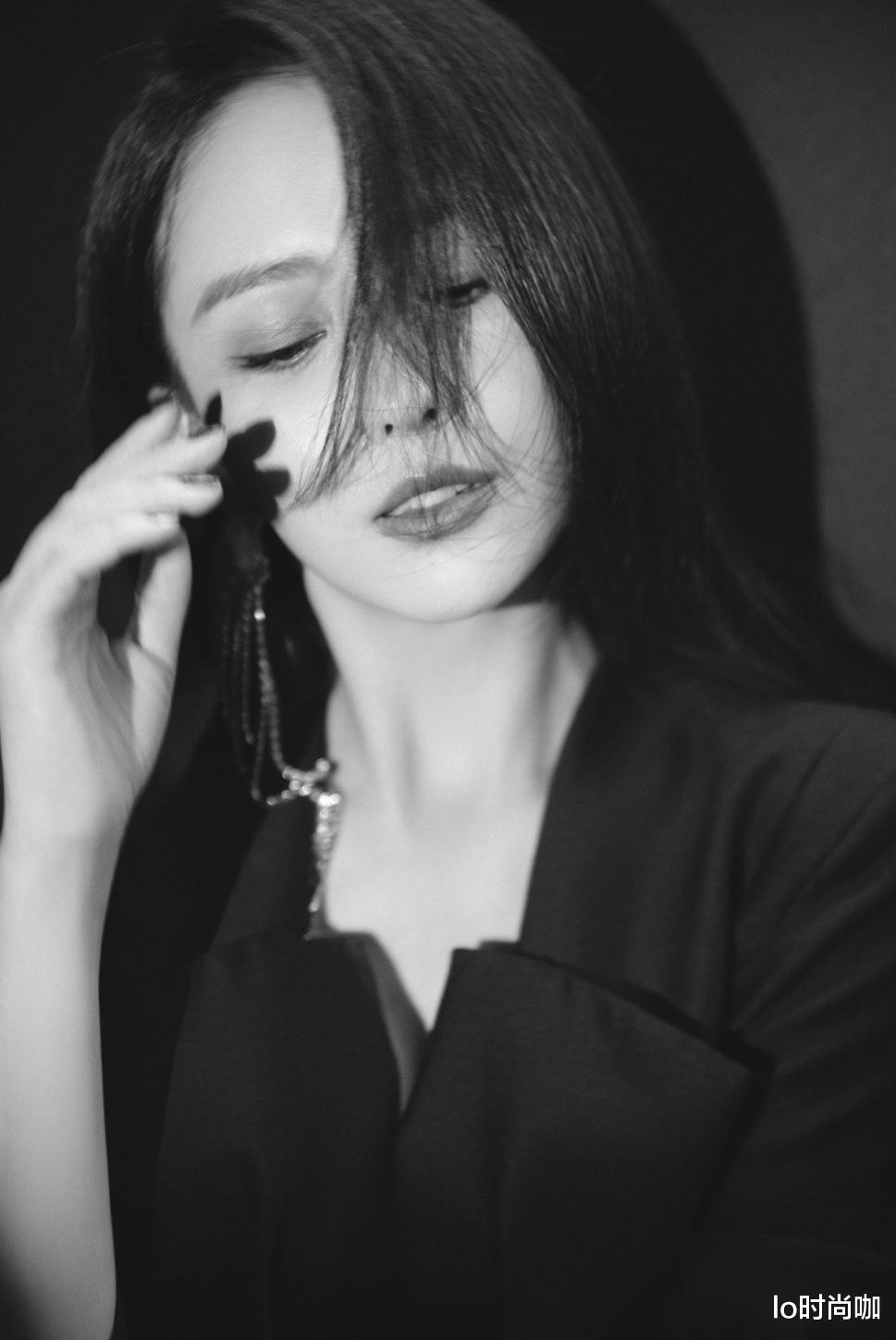 lo时尚咖|佟丽娅离婚后做“自己的主”，纯黑西装裙真有气势，独立又自信