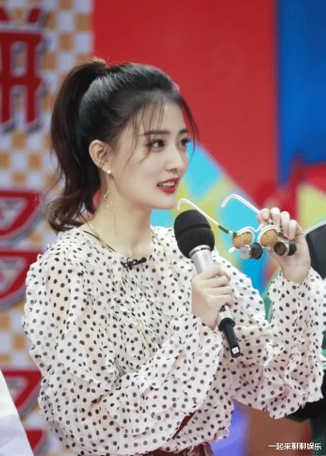 徐璐|徐璐跟网红同框站在最边上，颜值却碾压，果然明星不是随便能当的