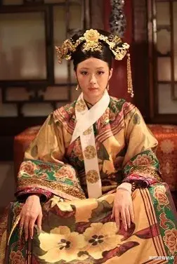 华妃|甄嬛传：宜妃到底做了啥？齐妃把华妃比作她，为何华妃气跑了？