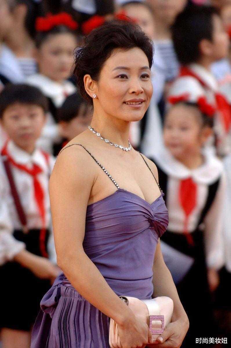 时尚美妆妞|陈冲换风格“脱胎换骨”，穿吊带连衣裙走红毯，气质优雅有韵味