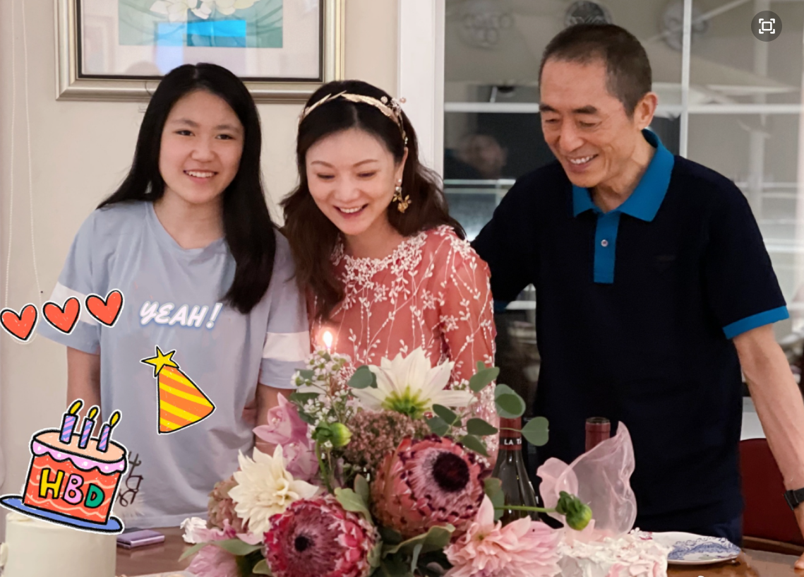张艺谋|张艺谋夫妻为女儿庆生，15岁张壹娇像爸爸，两位哥哥均缺席