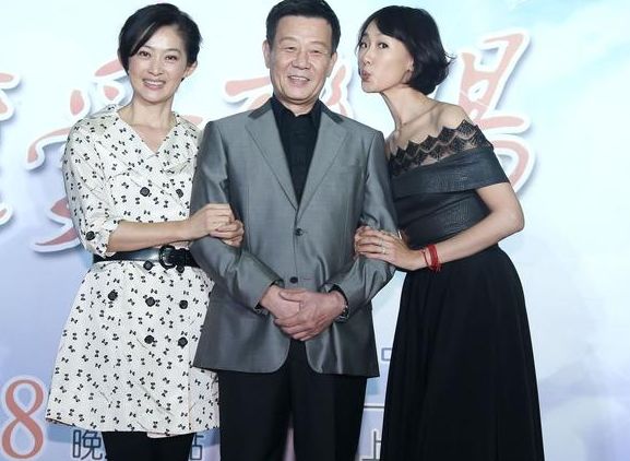 电视剧|两个老婆住楼上楼下,生下四个儿子,他才是娱乐圈最幸福的人