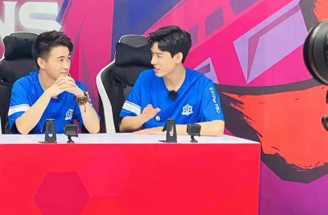 配音|杨幂录《你我皆王者》路透曝光,蓝色挑染配张扬眼线,被赞气场两米八