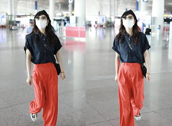 方脸妹说时尚|张静初久违走机场，穿衬衫直筒裤差点认不出，大热天戴帽为美真拼