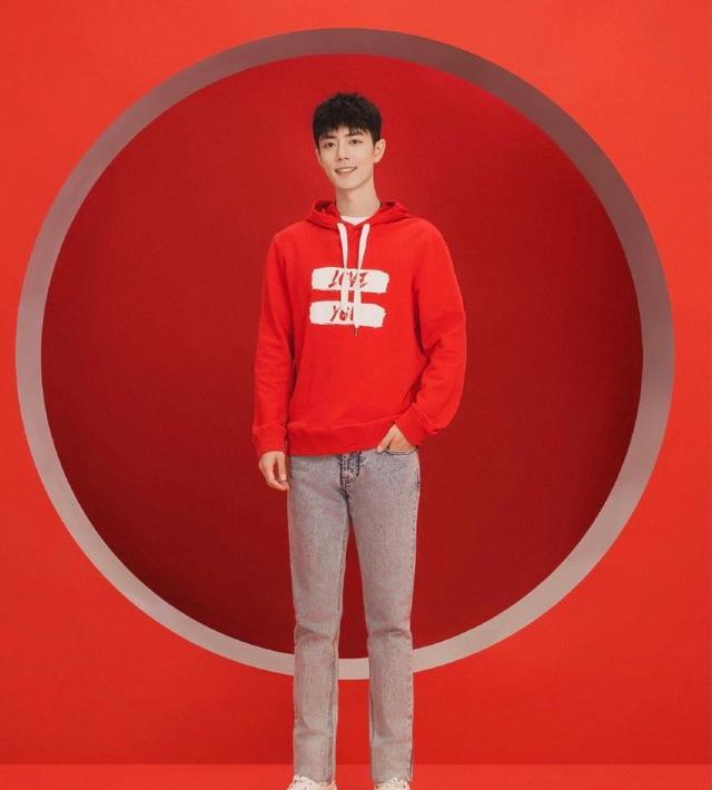 肖战|肖战春晚造型大片全新发布，总共有三套，每一套都具有特别的意义